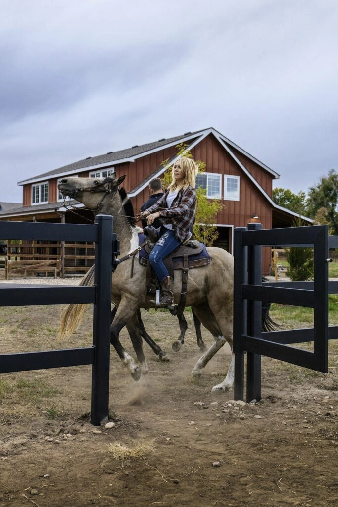 giddy horse- Premium Steel Post and rail fencing - Stock and Noble