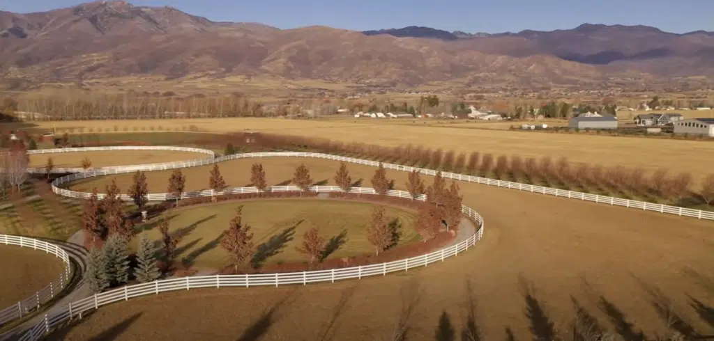 Curved horse fencing