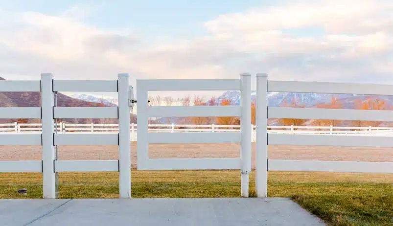 Premium Steel Gate - white - 4 rail