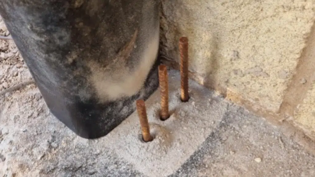 Insert Reinforced bars - fence install - reo